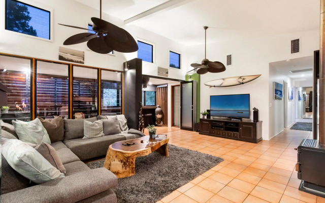 Cool Noosa Home. Central location. A/C. Gym. WIFI. Netflix