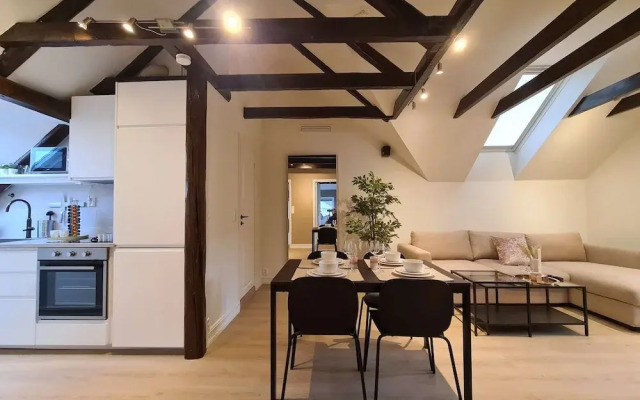 Beautiful Penthouse Near Center, 2-bedroom, Balcony and Free Parking