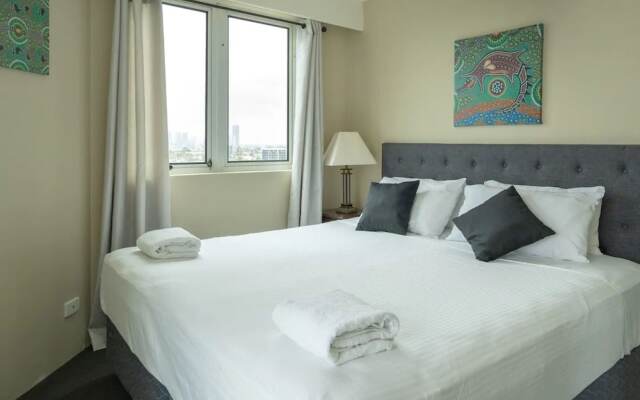 Comfortable 2 Bedroom Apartment With River Views