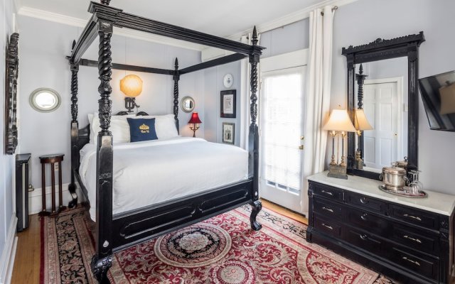 Queen Vic Guest House Provincetown Adults Only