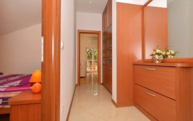 Bright Kaštela Apartment With Balcony and Private Parking