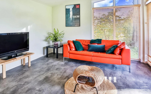 Fantastic Modern Vacation Home With Views