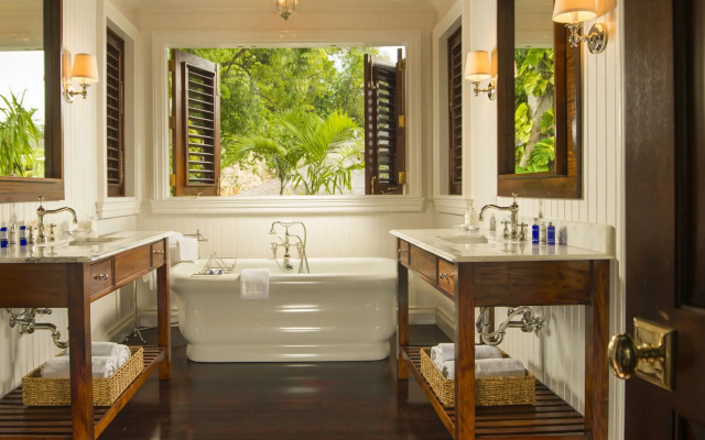 Round Hill Hotel And Villas