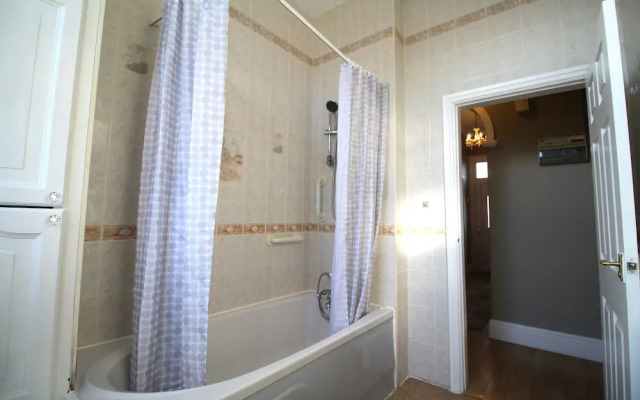 Large 3 Bed Bungalow - Beautiful Refurb - Garden
