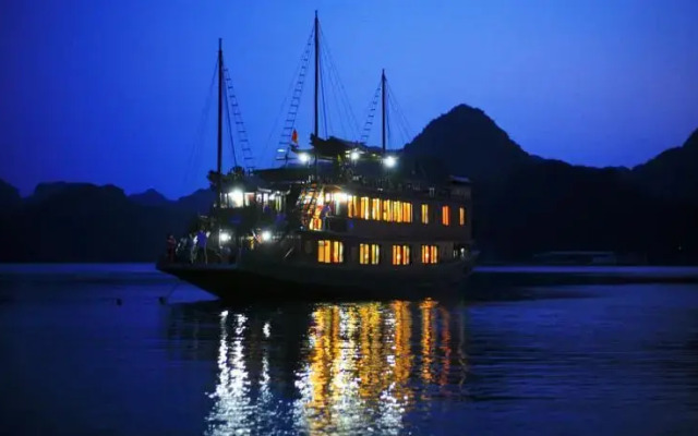 Elizabeth Sails