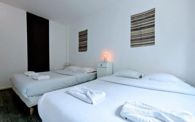 Chic and comfortable apart near Paris