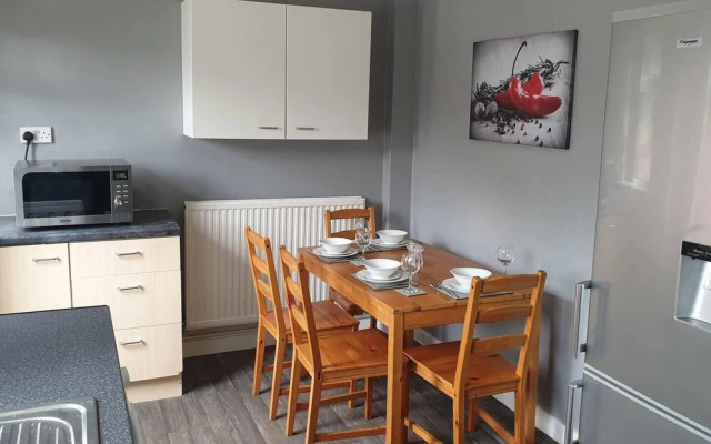 Sleeps 6, Guests&contractors, Wi-fi, Free Parking