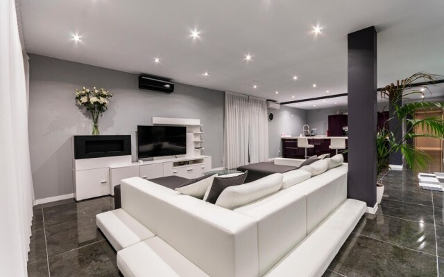 Luxurious Villa Iiheated Pool 200 Meters From The Beach Castelldefels-sitges