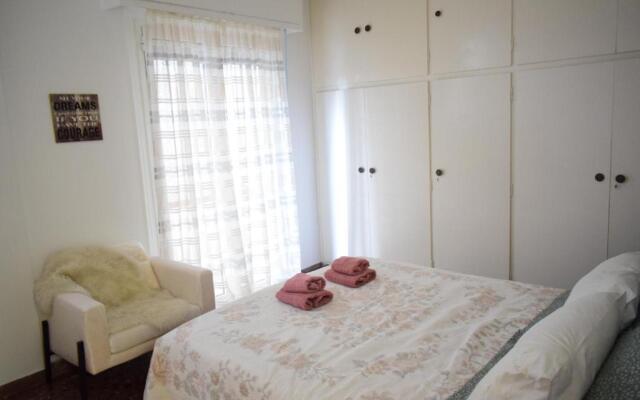 Antonia's 2bedroom with garden and private parking by MK