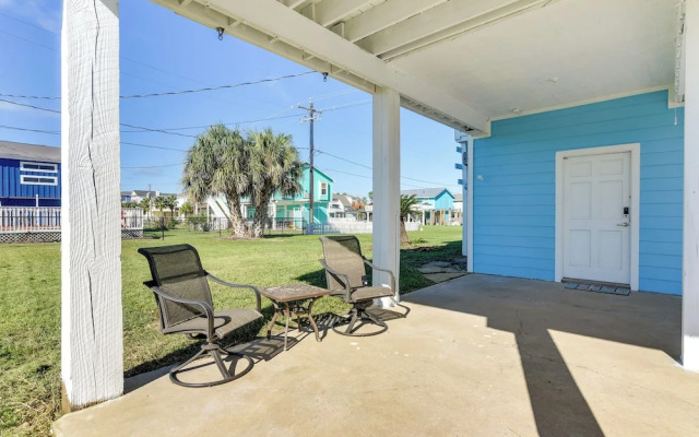 Walk to Beach: Family-friendly Galveston Home!