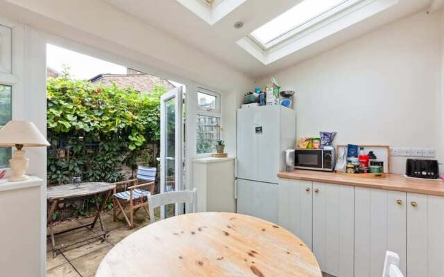 Lovely 2 Bed Apt W/patio nr Shepherd's Bush