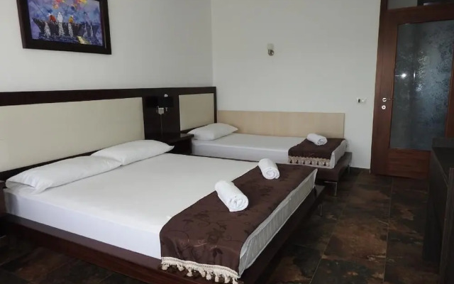 Apartments and Rooms Four Roses