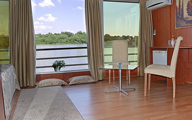 Compass River City Boatel