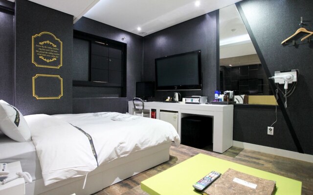 Max Hotel