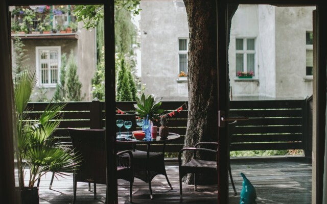 Blue Buddy - Terrace under the Tree