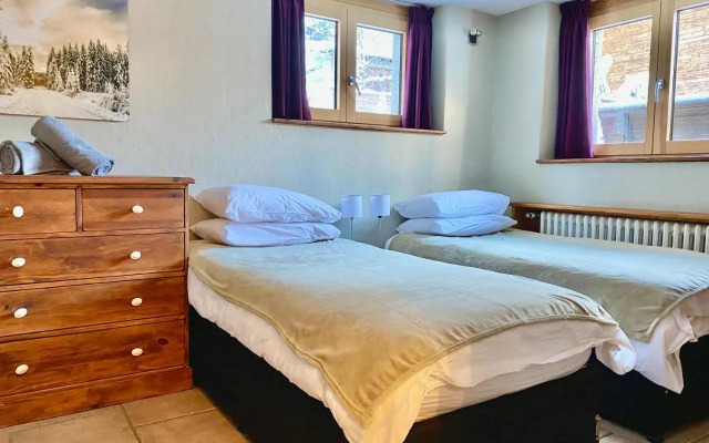 3 Bedrooms, Whole floor, New Kitchen, Town Centre
