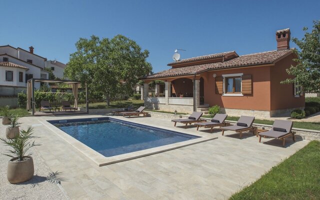 Villa in Peroj With Private Pool & Near Beach