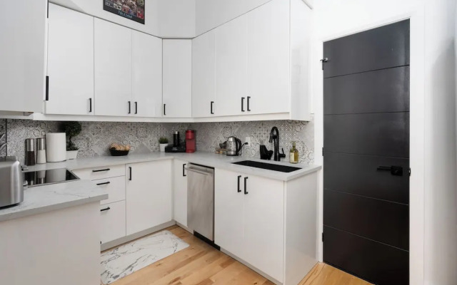 Downtown Luxe - Parking, Metro, King Bed, Sleeps 6