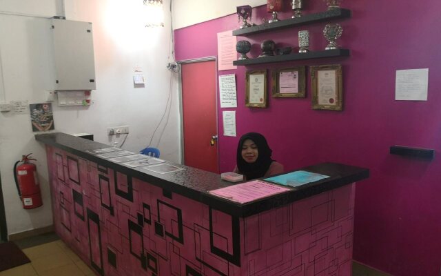 OYO 89585 Hotel Happy Inn