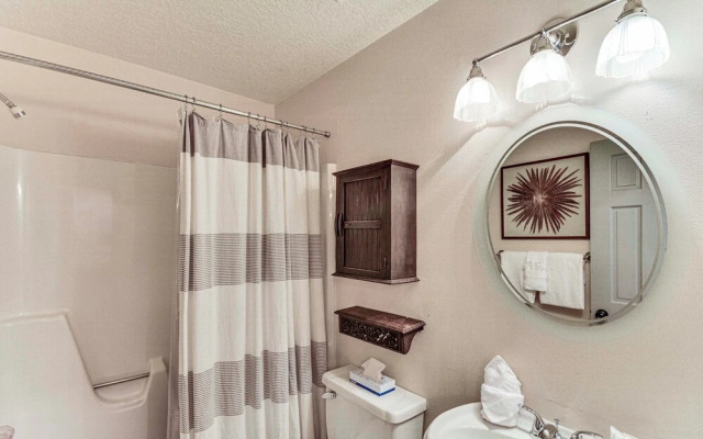 Walk to Town & Slopes: Riverfront Breckenridge Gem