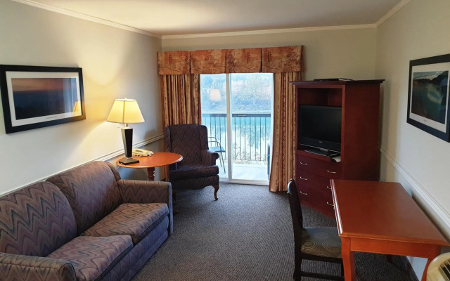 Riverland Inn & Suites
