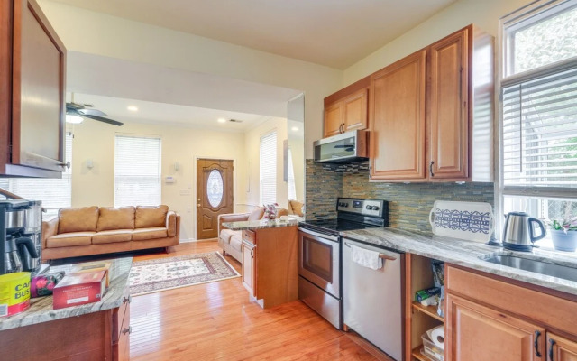 5 Mi to US Capitol: Washington DC Townhome