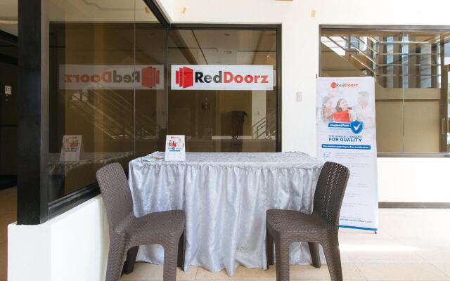 RedDoorz Hostel near Lyceum University Gen.Trias Cavite - Vaccinated Staff