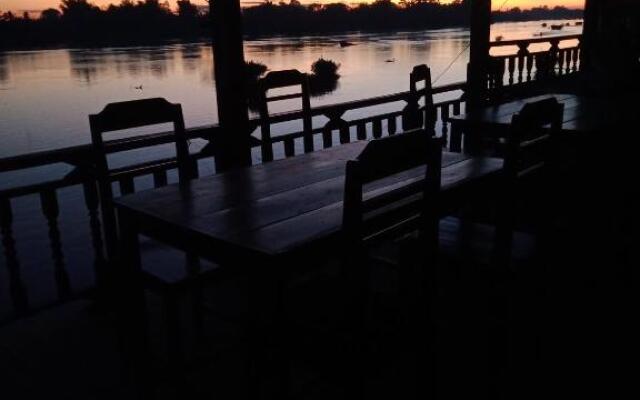 Mr. Phaos Riverview Guesthouse & Restaurant