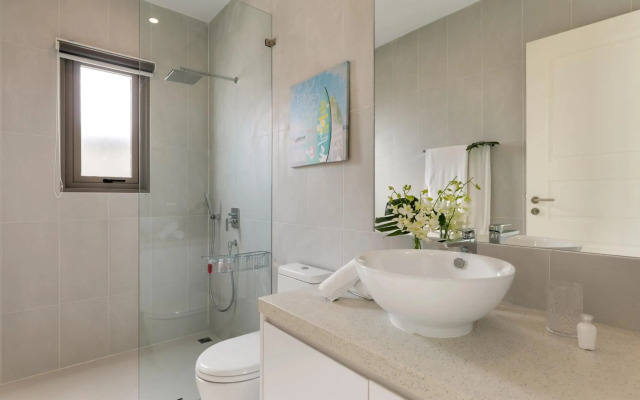 Villa White Orchid