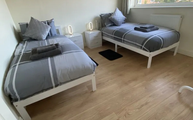 3 Bed House - Sleeps 6 - Garden - Parking - Wifi