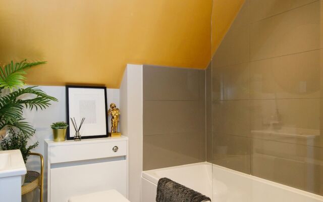 Luxury Penthouse Super King Bed 5 min to Beach