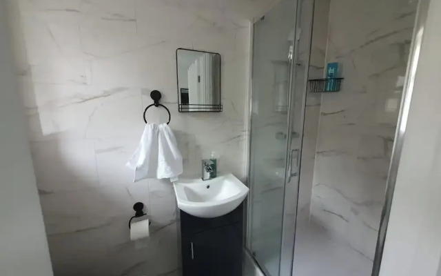 Private Room - Ensuite Bathroom - Free Parking