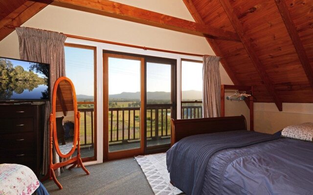 Silver Springs 6br Luxury Homestead with Wifi, Pool. Fireplace, Views, Olives and Space