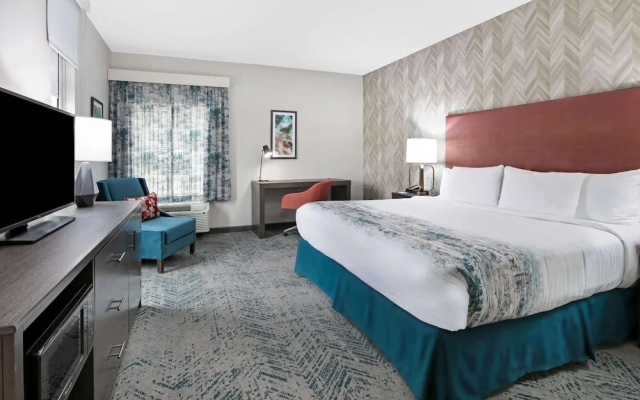 La Quinta Inn & Suites by Wyndham DFW West-Glade-Parks