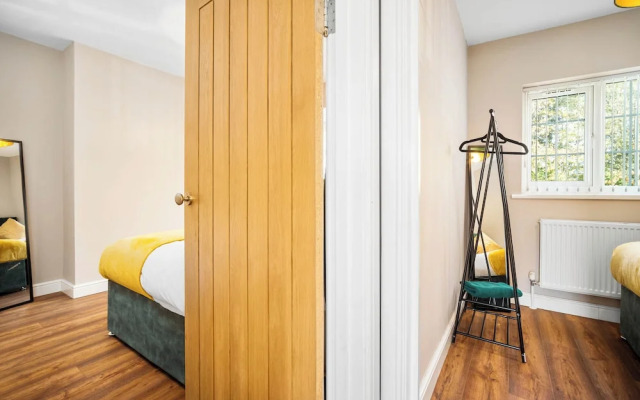 Spacious 3 bed House/sleeps 5/free Parking-oldbury