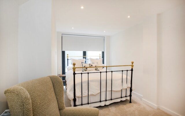 Contemporary and Bright 3 Bedroom House in a Residential Area of Clapham