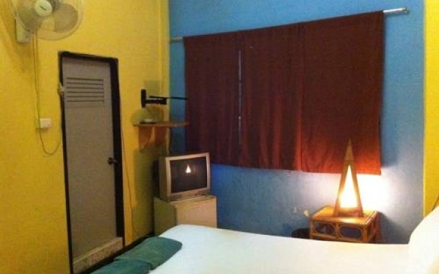 Gaeng Phet Restaurant & Guesthouse