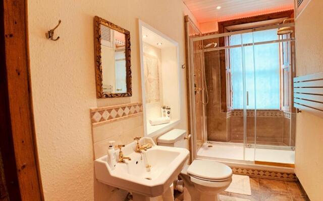 F2 Charming City Centre Apartment full of Character