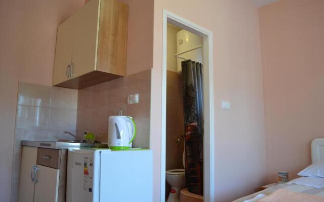 Apartment and Rooms Toka