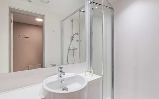 Fab 6br Apt Perfect for Sightseeing Sleeps 6