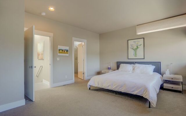 Casa Del Stoke 3 Bedroom Home by RedAwning