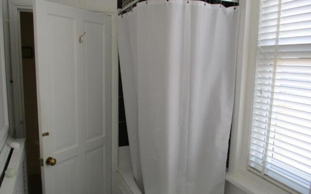 Lovely, Spacious, 3 Bedded, First Floor Apartment
