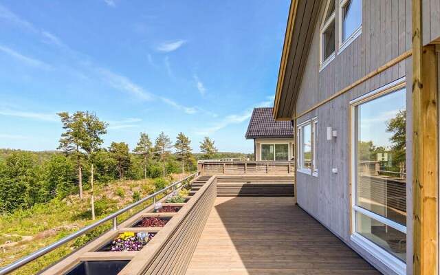 Stunning Home in Færvik With Wifi and 4 Bedrooms