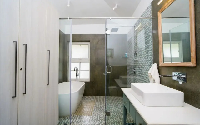 Villa Bauhinia - 5bhk With Pool 10 Mins to Beach