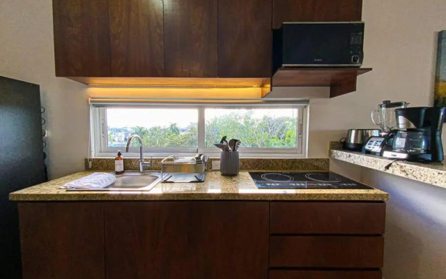 Luxury Condo 10 min walk from the Beach