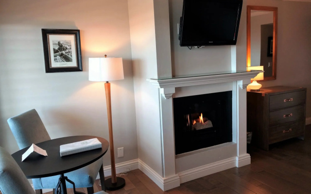 456 Embarcadero Inn & Suites