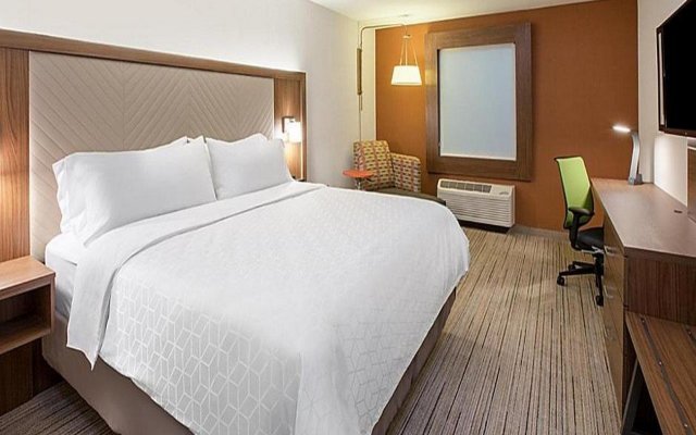 Holiday Inn Express & Suites Palm Desert -  Millennium