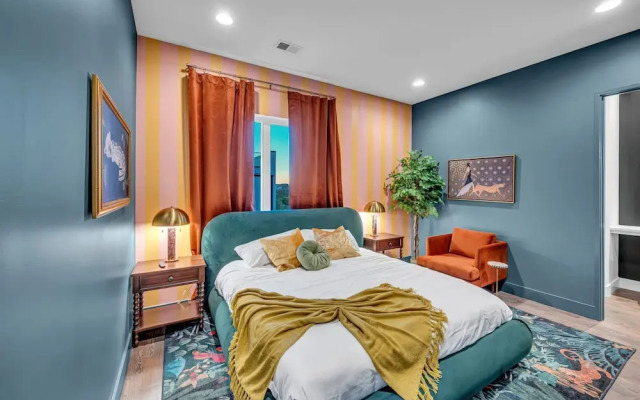 Rooftop Hot Tub City Views Disco Lounge