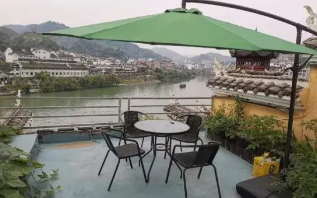 Zhenyuan Xurun Shanju River View Homestay (Zhenjiangge)