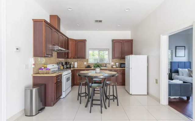 Elegant Retreat Modern Comforts, Prime Location